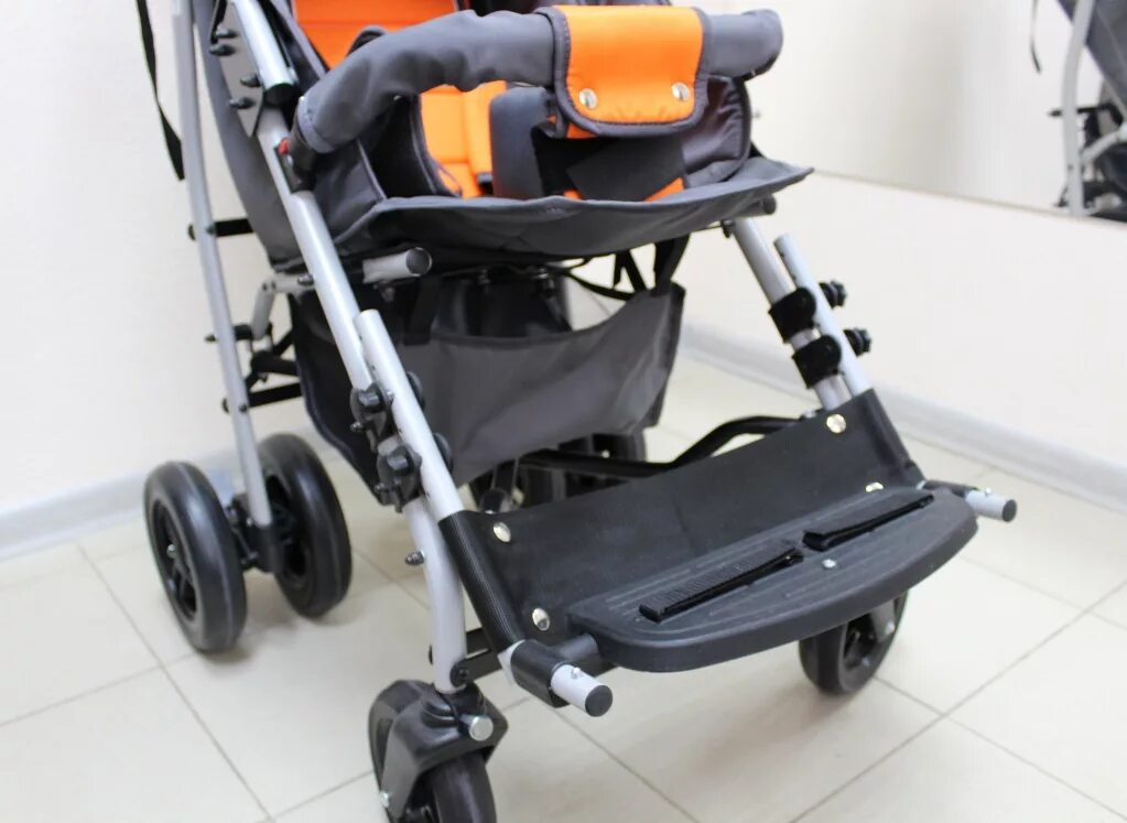 Коляска надо. Коляска со скидками и акциями по россии. Столик для коляски амбрелла. Детская коляска на дороге. Ребенок в коляске.