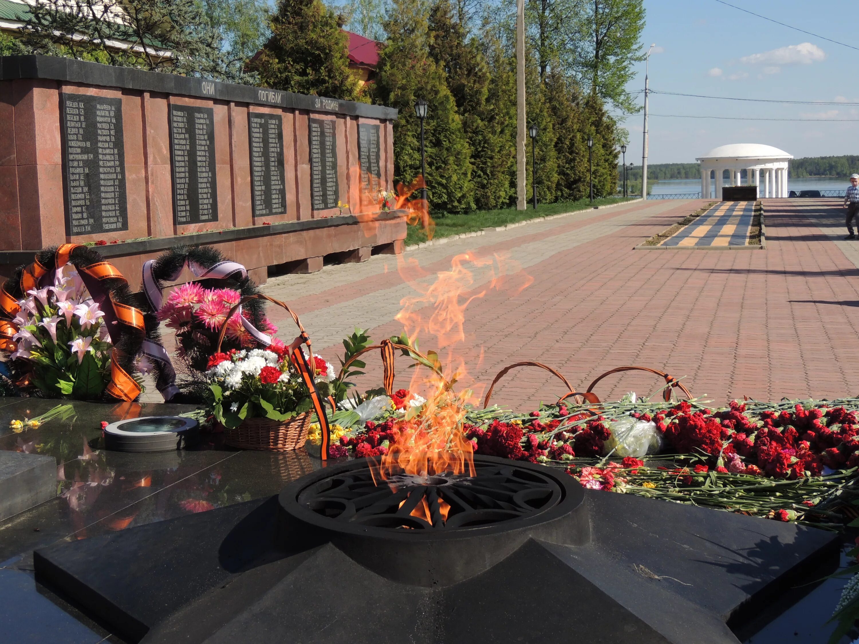 Памятник военной победе. Мемориал Великой Отечественной войны Мышкин. Мемориал 60 летия Победы в Мышкине. Мышкин аллея славы. Мышкин вечный огонь.