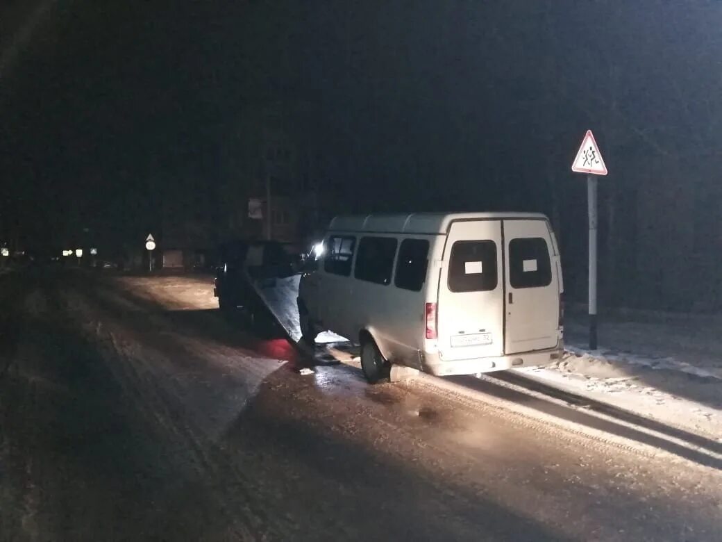 В брянской области остановили машину. Авария сегодня в Брянске Газель. Задержание Новозыбков. ДПС Новозыбков. Авария Газель догнала машину.