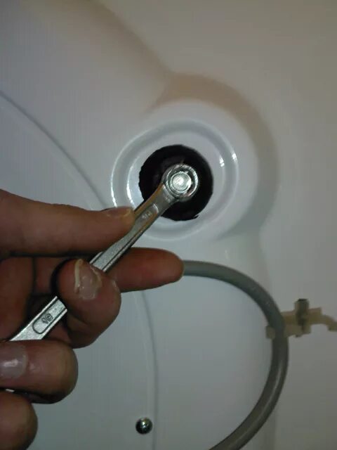 Ключ на стиралке. Ключ для регулировки ножек стиральной машины. Съемник суппортов бака стиральных машин с вертикальной загрузкой. Ключ для hotpoint стиральной машины. Гаечный ключ для стиральной машины bosch.