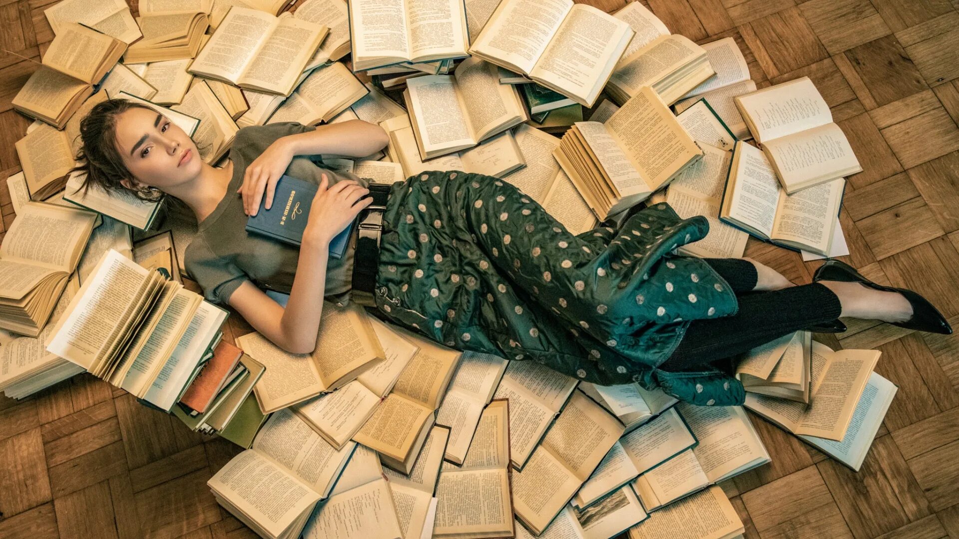 На столе лежит книга которая отражается. Девушка с книгой. Фотосессия с книгой. Фотосессия с книжкой. Девушка с книжкой.