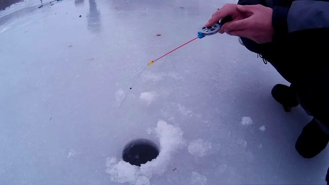 Зимняя ловля видео. Мормышки на окуня для зимней рыбалки. Ловля на мормышку зимой. Зимняя рыбалка на окуня на мормышку по первому льду. Ловля окуня по первому льду на мормышку.