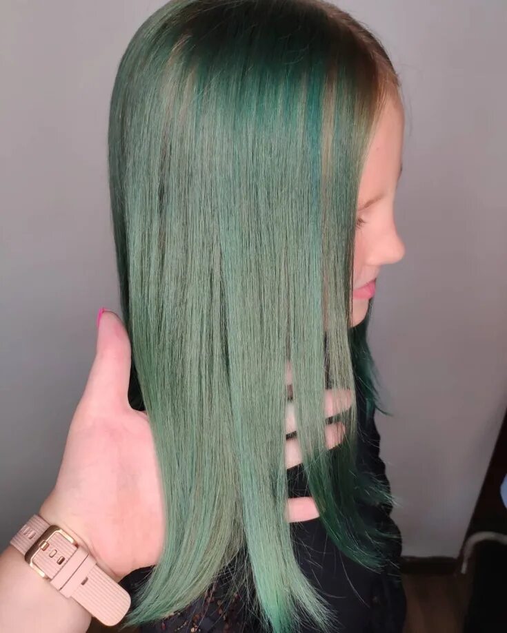 Пепельно зеленые волосы. Пепельно зеленый цвет волос. Болотный цвет волос. Пепельные волосы с зеленым оттенком.