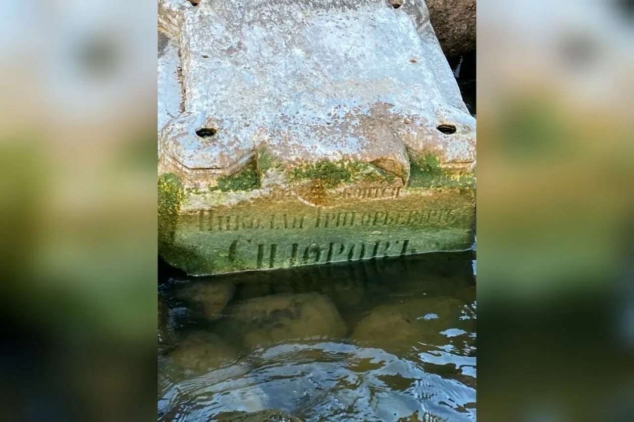 Упал кран либхер. Кронштадтский футшток балтийского моря. Когда включат воду в кронштадте. Когда включат воду в кронштадте. Когда в кронштадте отключат горячую воду.