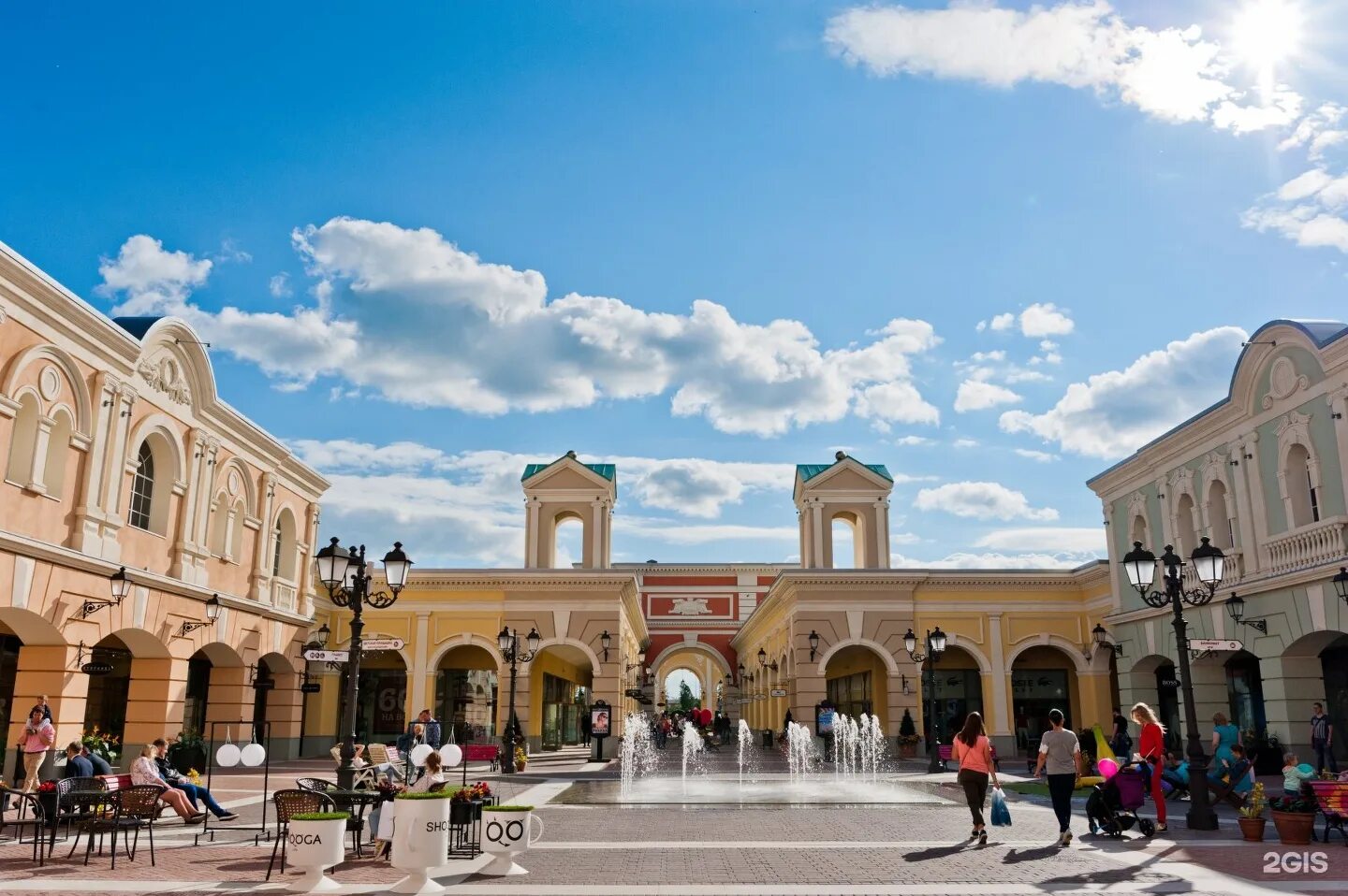 Village санкт петербург. Аутлет Вилладж Пулково. Бабочка аутлет Пулково. Пулково торговый комплекс Outlet Village. Outlet Village Pulkovo, посёлок Шушары.