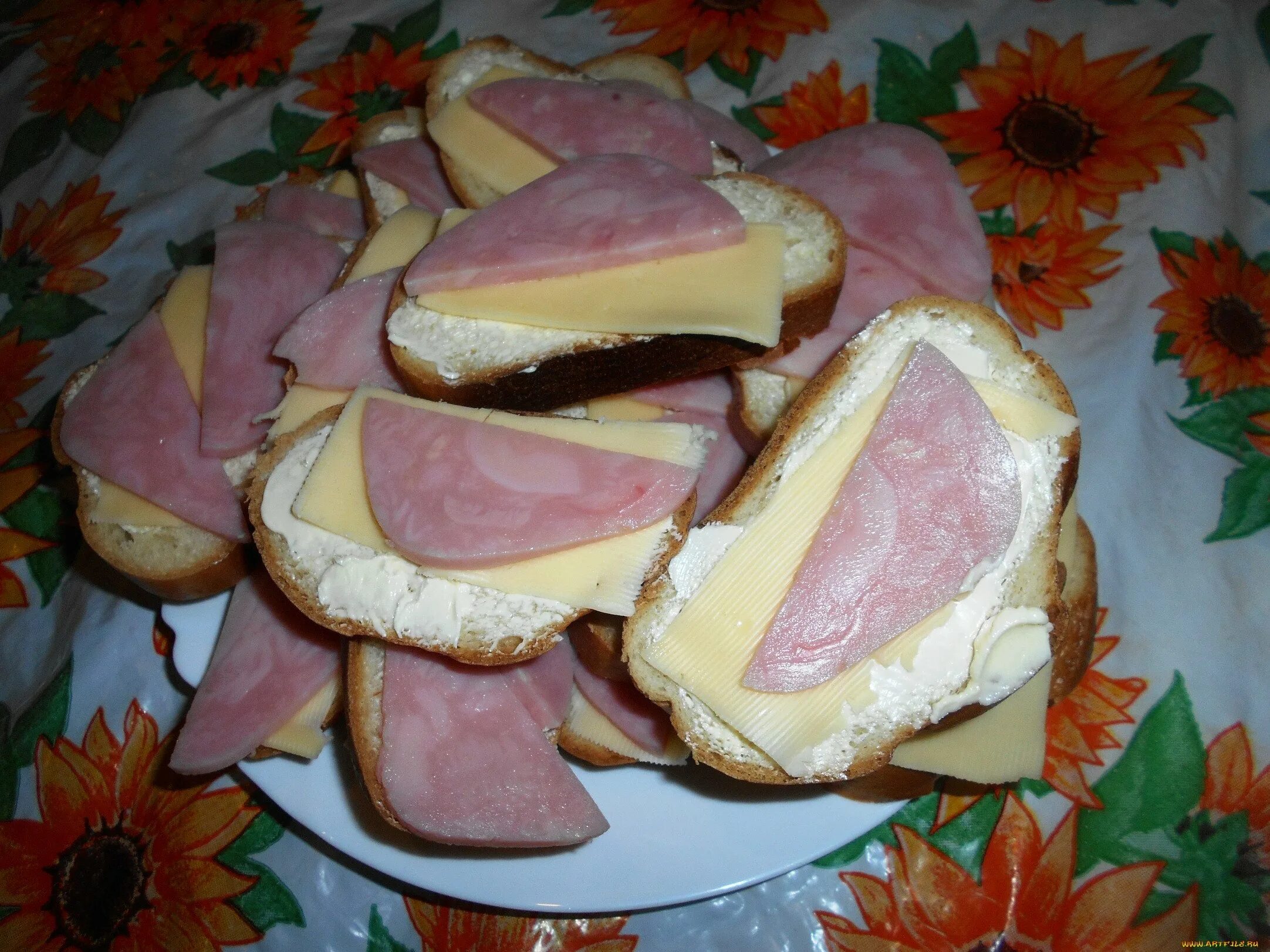 Колбаса с сыром дома. Бутерброд с колбасой и сыром. бутерброд с маслом и колбасой. бутерброд с батоном и колбасой. бутерброд с салями и сыром.