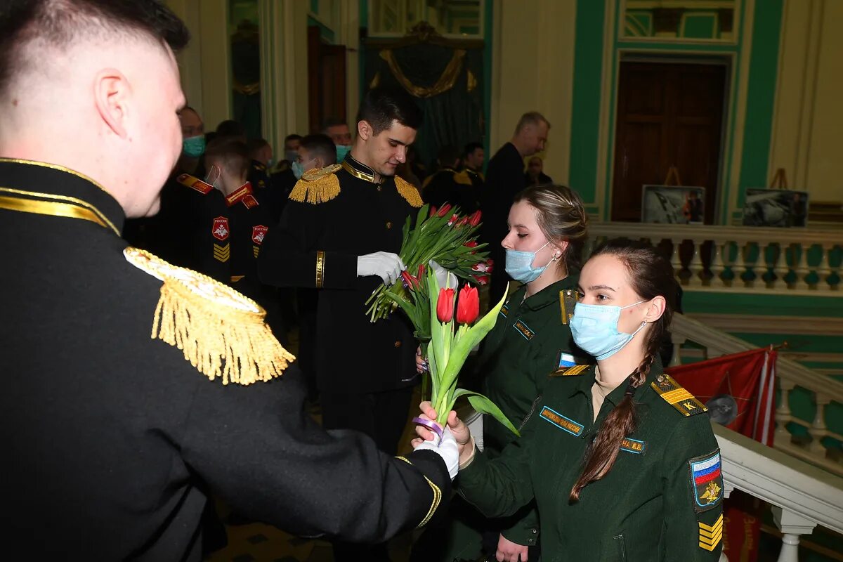 Вручение военных наград. Дом офицеров ЗВО Санкт Петербург. Награждение военнослужащих. Поощрение военнослужащих. Награждение офицеров.