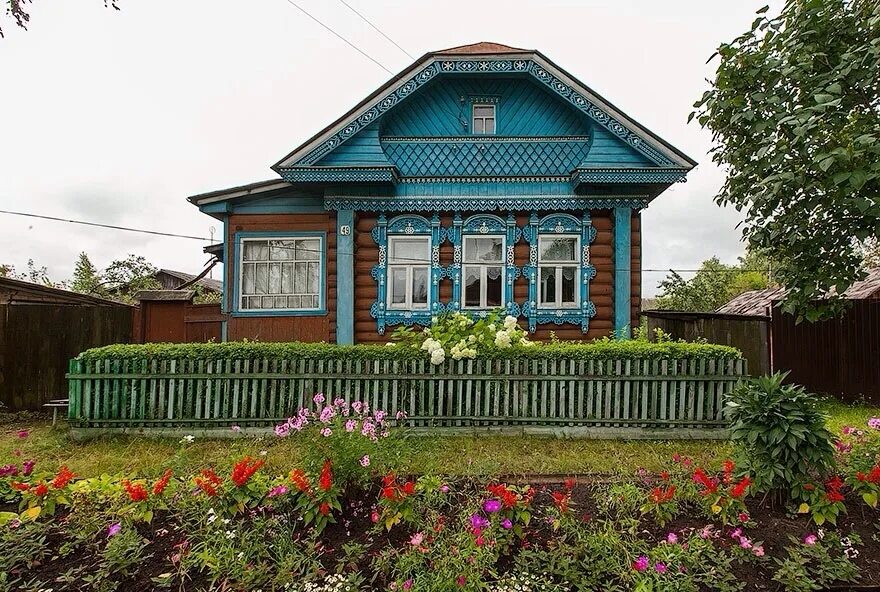 Деревенский домик. Деревенский дом с наличниками. Красивый деревенский дом. Красивый деревенский домик.