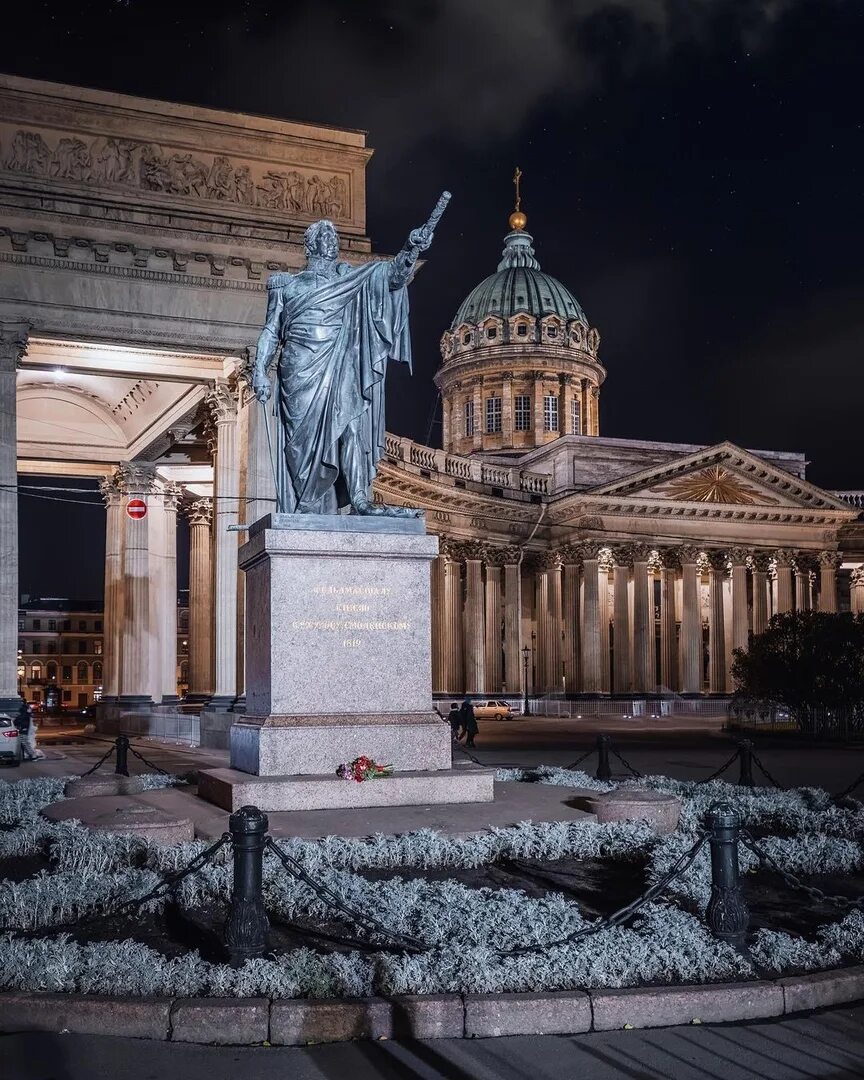 Орловский скульптор памятник кутузову. Кутузов питера. Кутузов питера. Памятники возле казанского собора в петербурге. Памятник кутузову у казанского собора.