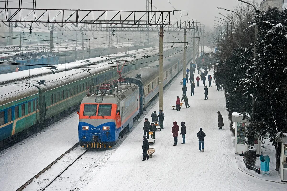 Жд тараз. Пассажирские вагоны КТЖ. Железнодорожный вокзал в Казахстане. Железнодорожный транспорт Казахстана. Поезд зимой в Казахстане.