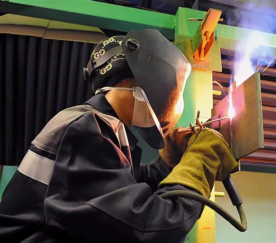 оренбург» максим осипов. сварщика. электроды для ручной дуговой сварки. производственные фотографии. сварка.