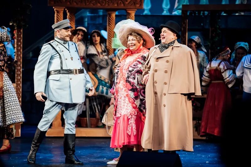 За двумя зайцами театр бабкиной. Музыкальная комедия «за двумя зайцами». Спектакль надежда бабкина. За двумя зайцами театр бабкиной. За двумя зайцами бабкина.