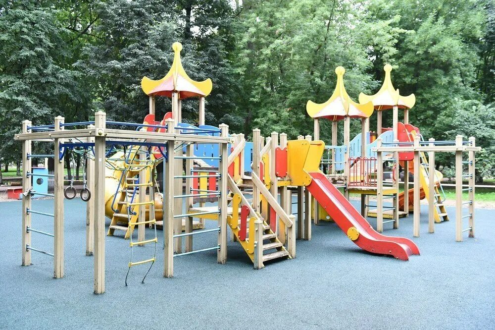Детская площадка дорогая. ПКИО детский парк Ярославль. Бутусовский парк Ярославль. Ярославль детский парк детский парк. Красивая детская площадка.