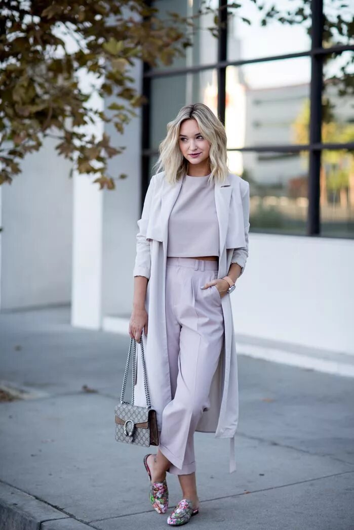 Тотал лук это. Брюки с защипами стритстайл. Тотал лук. Монохромный образ. Стиль тотал пинк.