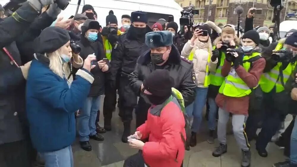 Маленький росгаврдеец на митинге. Мальчик на митинге Навального с молотком. Народ выходит на улицу