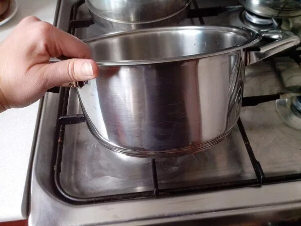 Для чистки кастрюль из нержавеющей стали. Раковина из нержавейки черный налет. Средство для чистки нержавеющей стали. Отмыть нержавеющую сталь. Средство для чистки кастрюль от нагара.