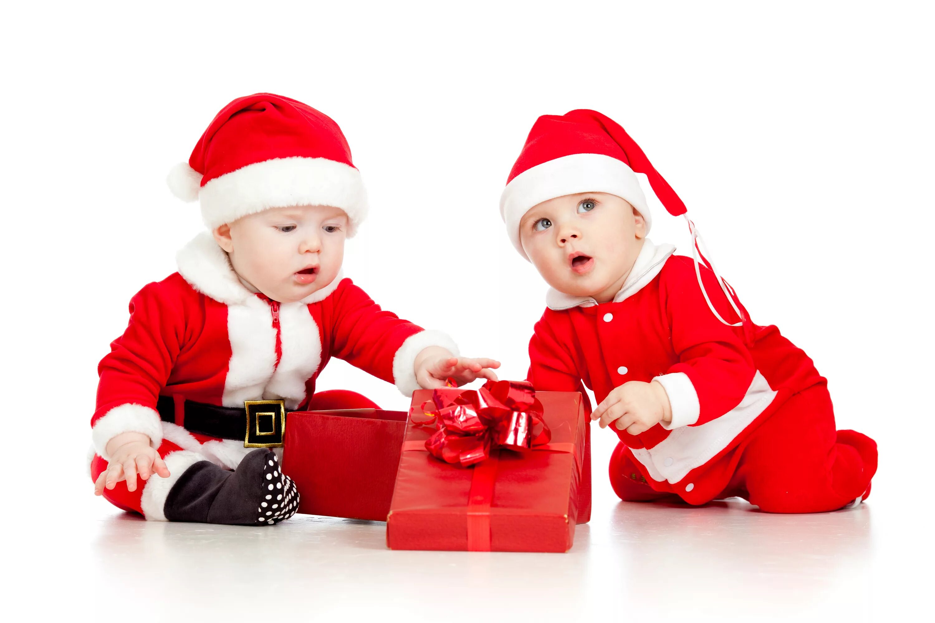 Бобо новогодняя. Ребенок в шапке Деда Мороза. Новый год дети. Ребенок в костюме Санты. Новогодние подарки для детей.