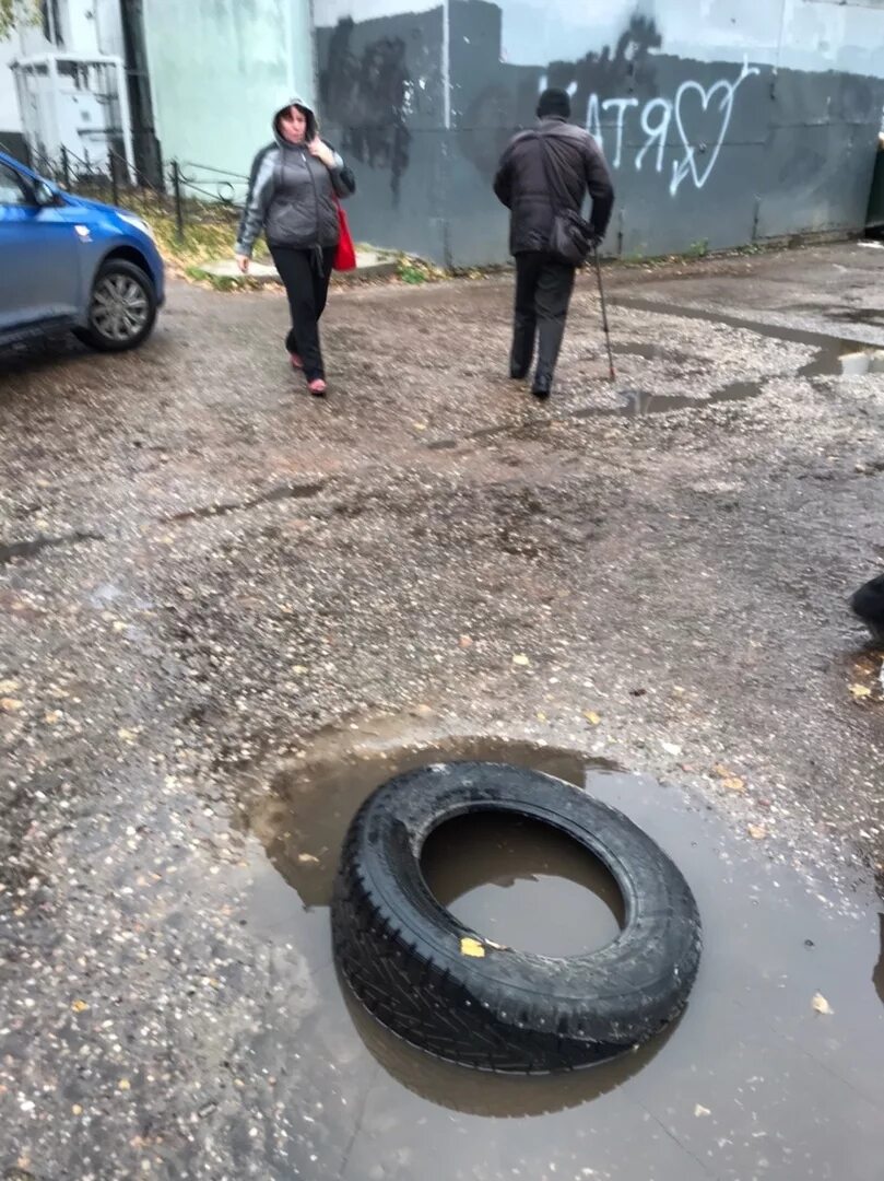 В Твери провалился асфальт. Мужчина провалился в люк. Пенсионер провалился в люк. Увидел открытый люк