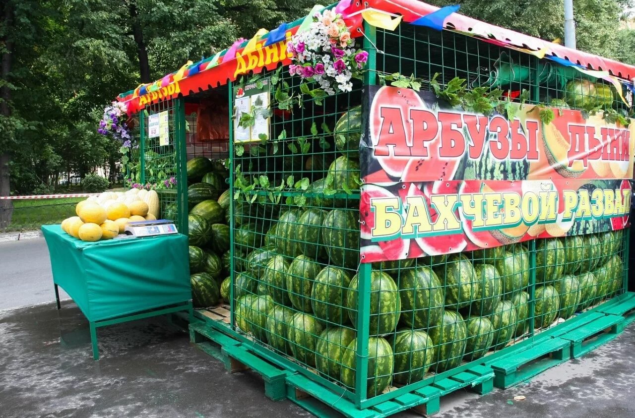 Арбуз купить рынок. Ларек с арбузами. Палатка с арбузами. Палетка с арбузами. Арбузный развал.