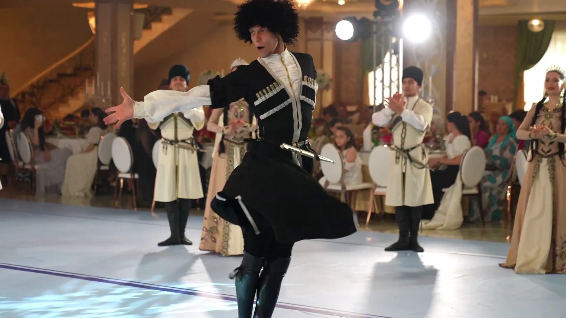 Зарина дагестан лезгинка. Ансамбль грузия лезгинка. Гандагана грузинский танец. Кавказ лезгинка. Лезгинка зажигательная дагестанская.