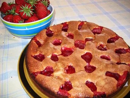 Быстрый пирог с клубникой свежей простой рецепт