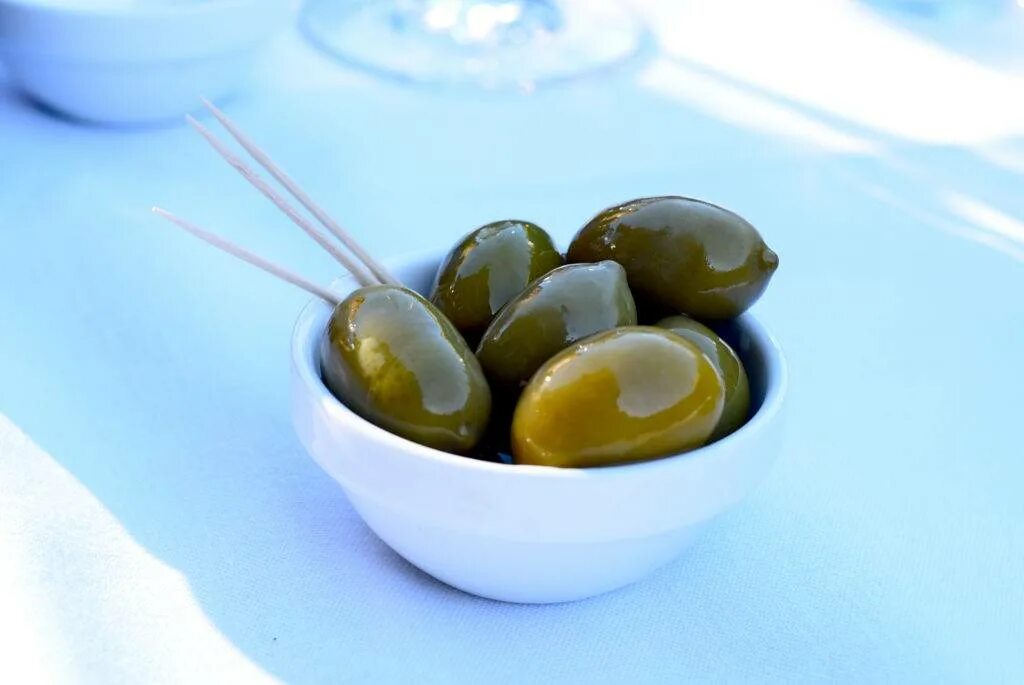 Мариновать маслины. Арголида оливки. Оливки Каламата фаршированные. Белые оливки. Оливки зеленые.