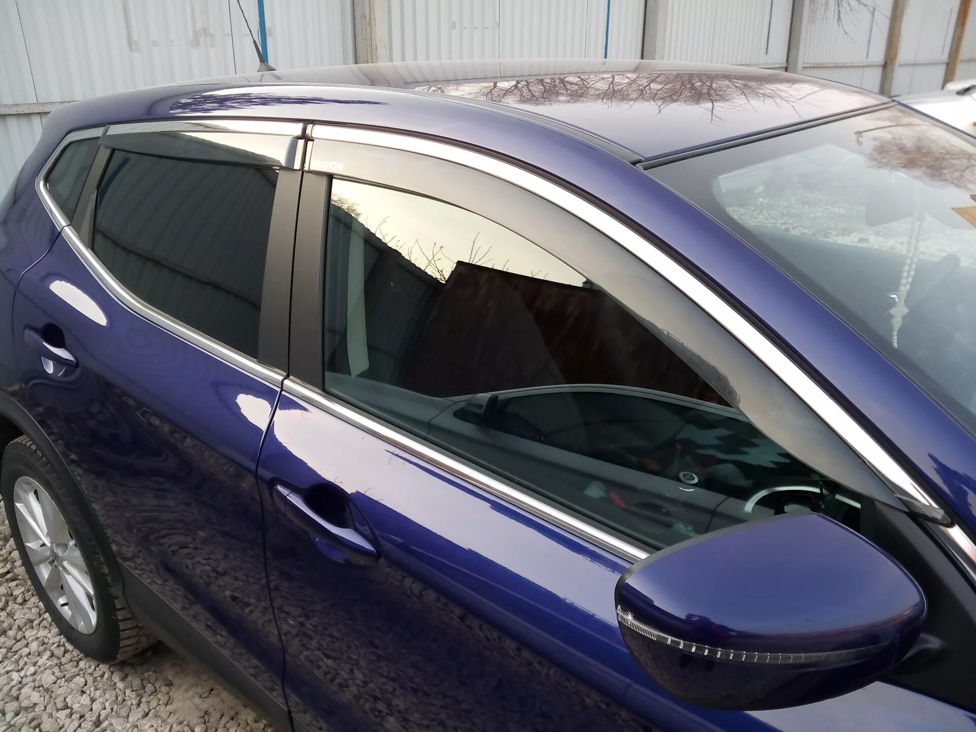 Можно ли ставить дефлекторы на окна автомобиля. Дефлекторы с хромом Qashqai j10 Alvi alv343m. Дефлектор Ниссан Кашкай. Ветровики Qashqai 2021. Nissan Qashqai II 2014 дефлекторы оконных.