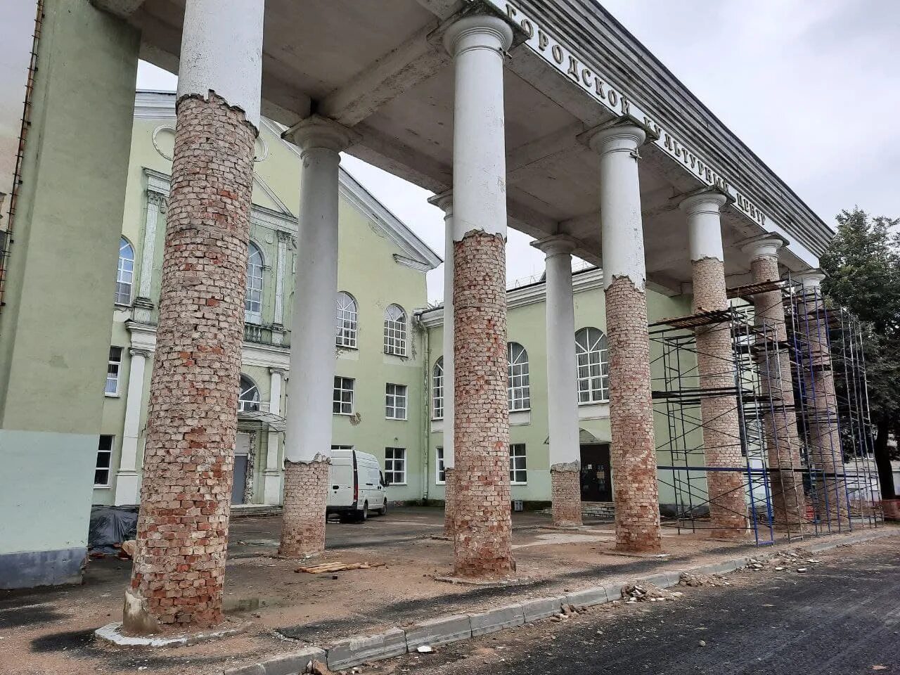 Городской культурный центр. Городской культурный центр псков. Псков площадь победы 1 городской культурный центр. Гкц. Гкц псков сцена.