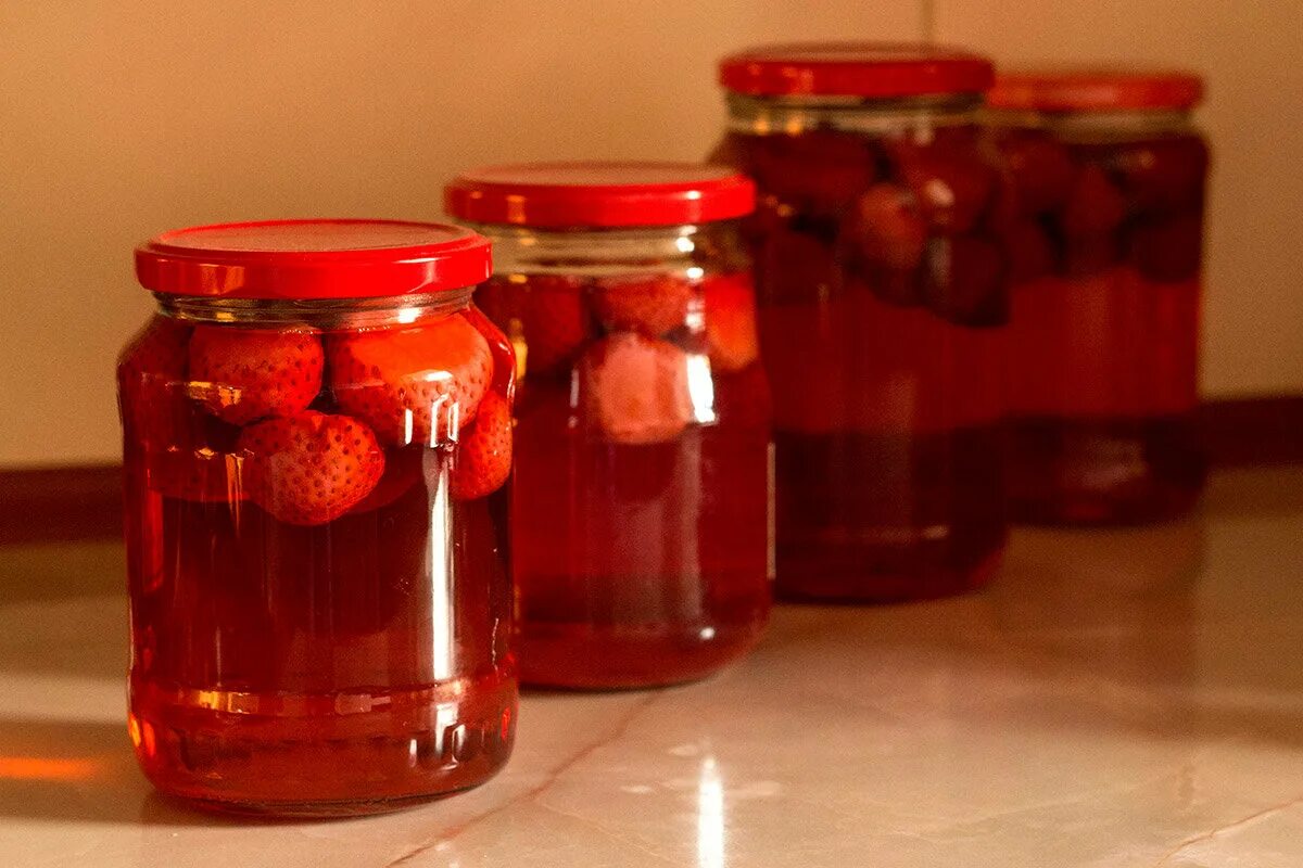 Как правильно закатывать компоты. Клубничный компот. компот из клубники на зиму. клубничный компот в банках. домашние заготовки компоты.