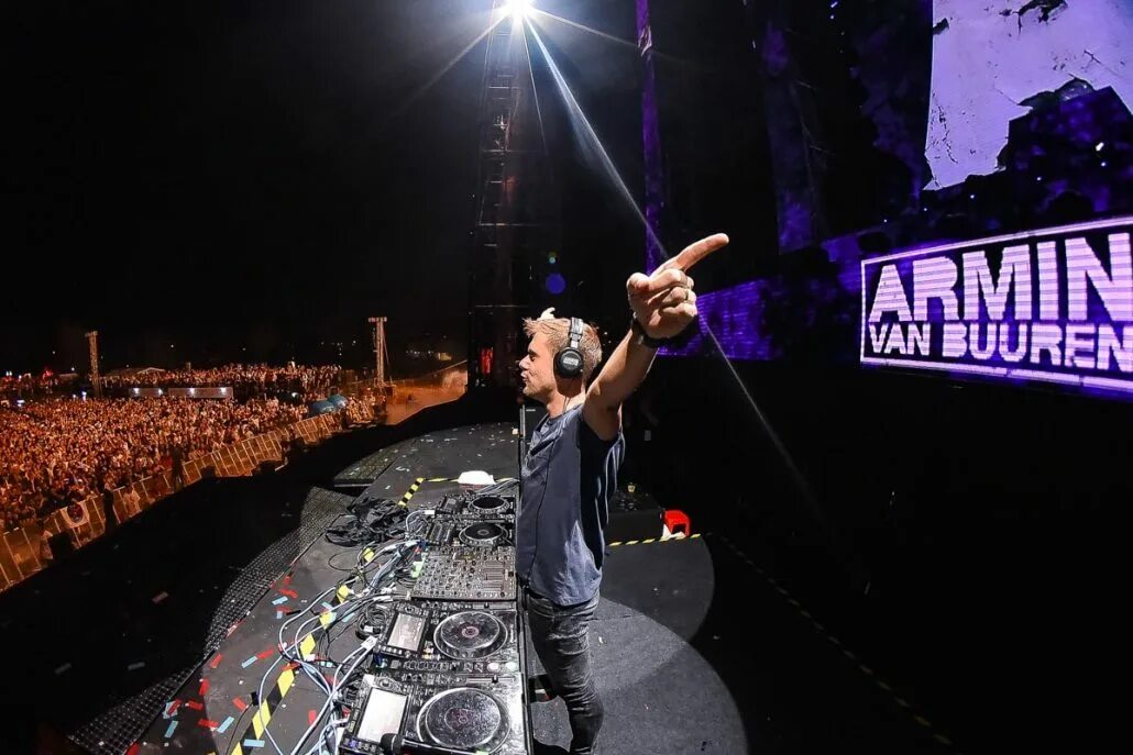 Ван бюрен концерты. Armin van buuren фото на концертах с надписью. The best of armin only. Ван бюрен концерты. Ван бюрен.