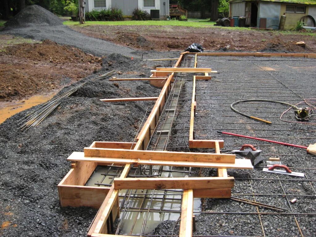 Top build. Снятие опалубки с водоема. foundation building. бетон со снятой опалубкой. steel foundations systems.
