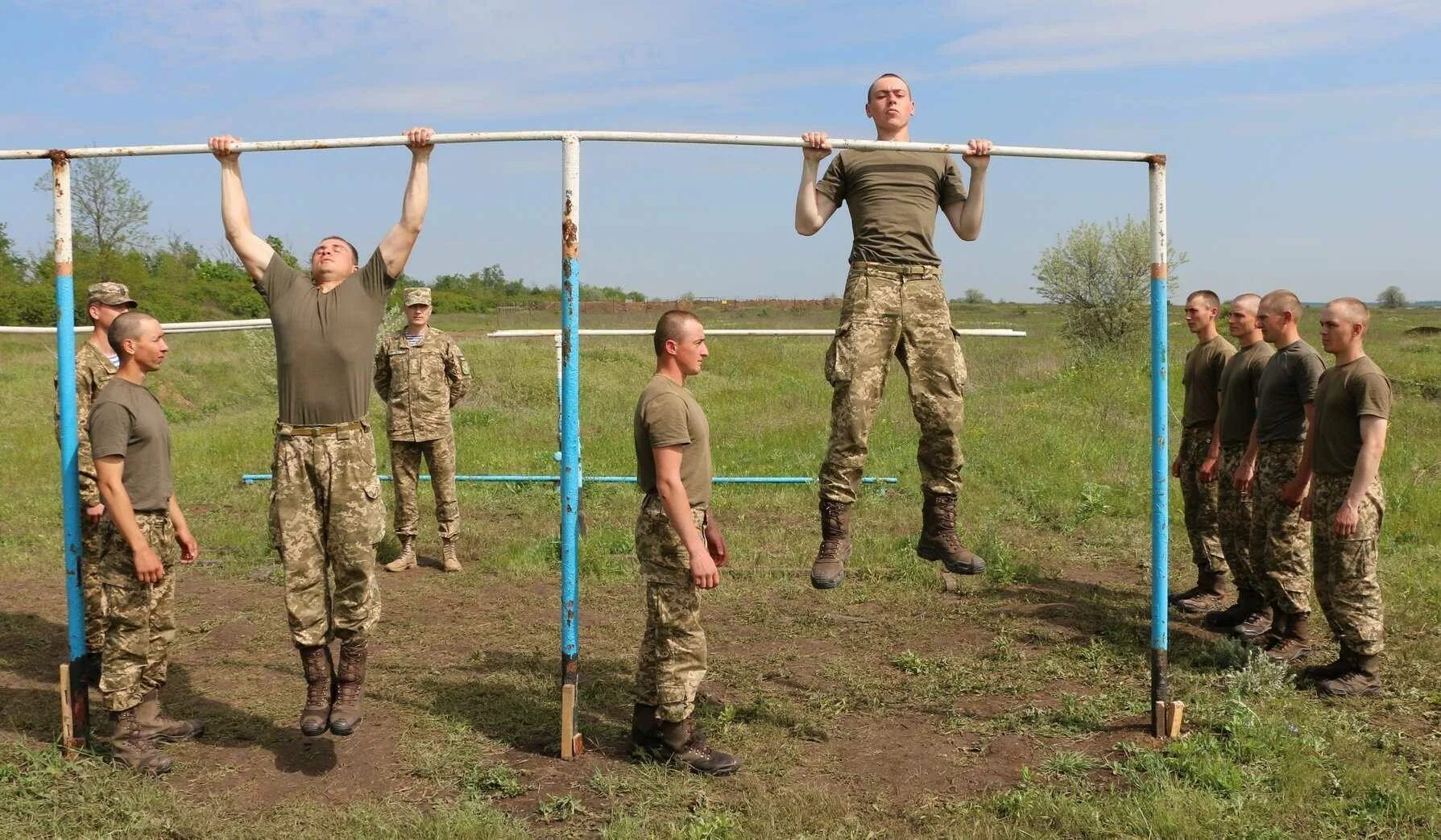 Упражнения вс рф. Армия РФ физподготовка. Физическая подготовка военнослужащих. Физическая подготовка в армии. Физическая подготовка солдат.