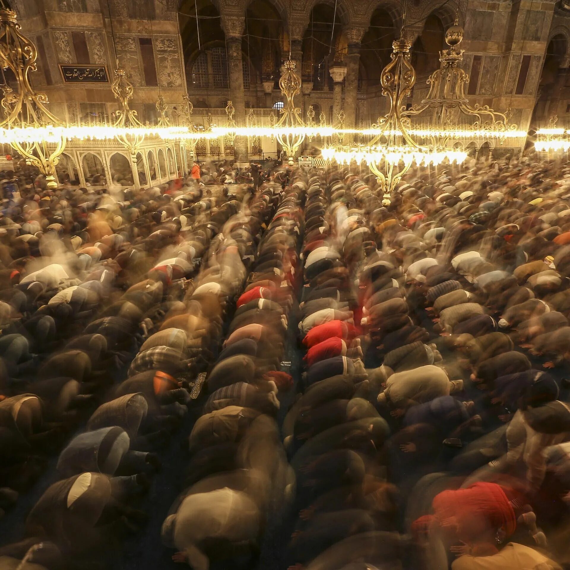 Сегодня какая ночь рамадана 2024. Ураза-байрам 2022 Москва. Мусульмане молятся в мечети. Праздник мусульман в Москве.