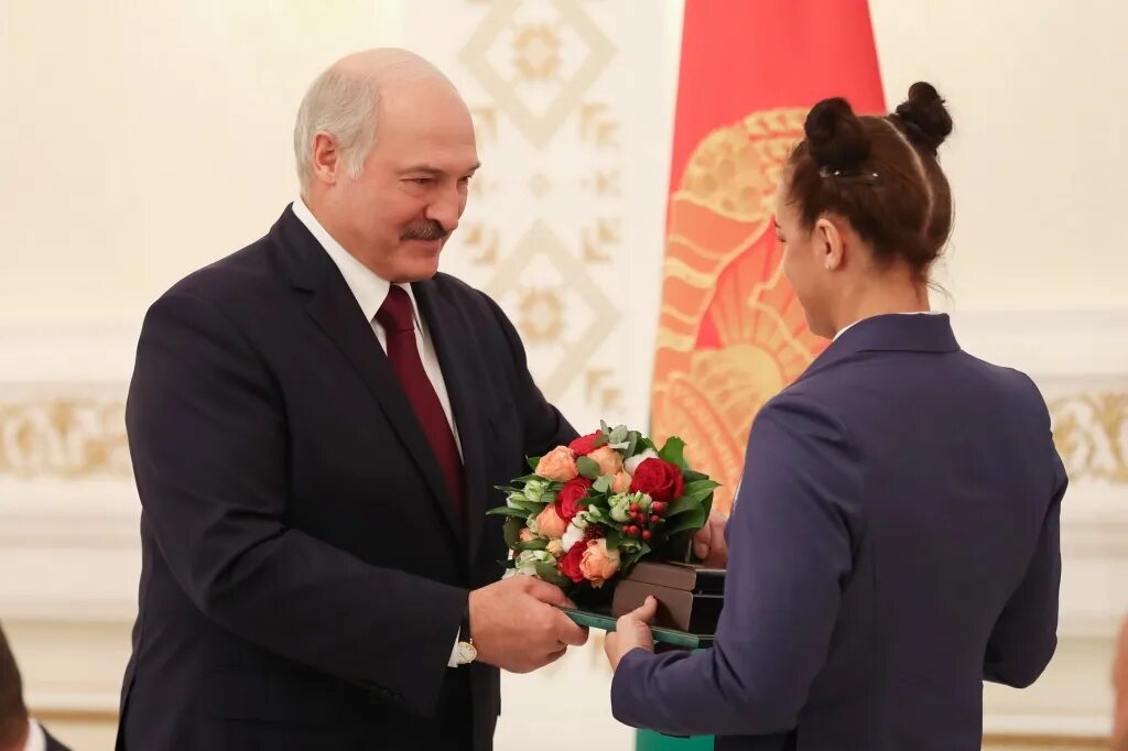 Какую награду получил лукашенко. Лукашенко в наградах. лукашенко вручил награды. вручение государственных наград лукашенко. женщины лукашенко.