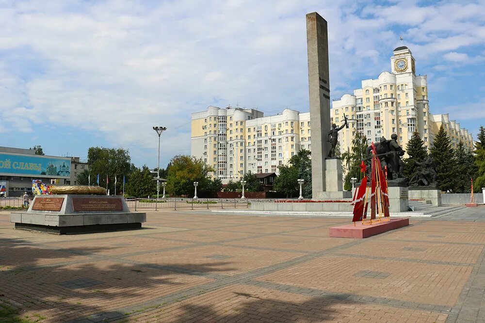 Пл брянск. Памятник на площади Партизан в Брянске. Брянск площадь Партизан 1. Площадь Партизан д 4 Брянск. Площадь Партизан Брянск новая.