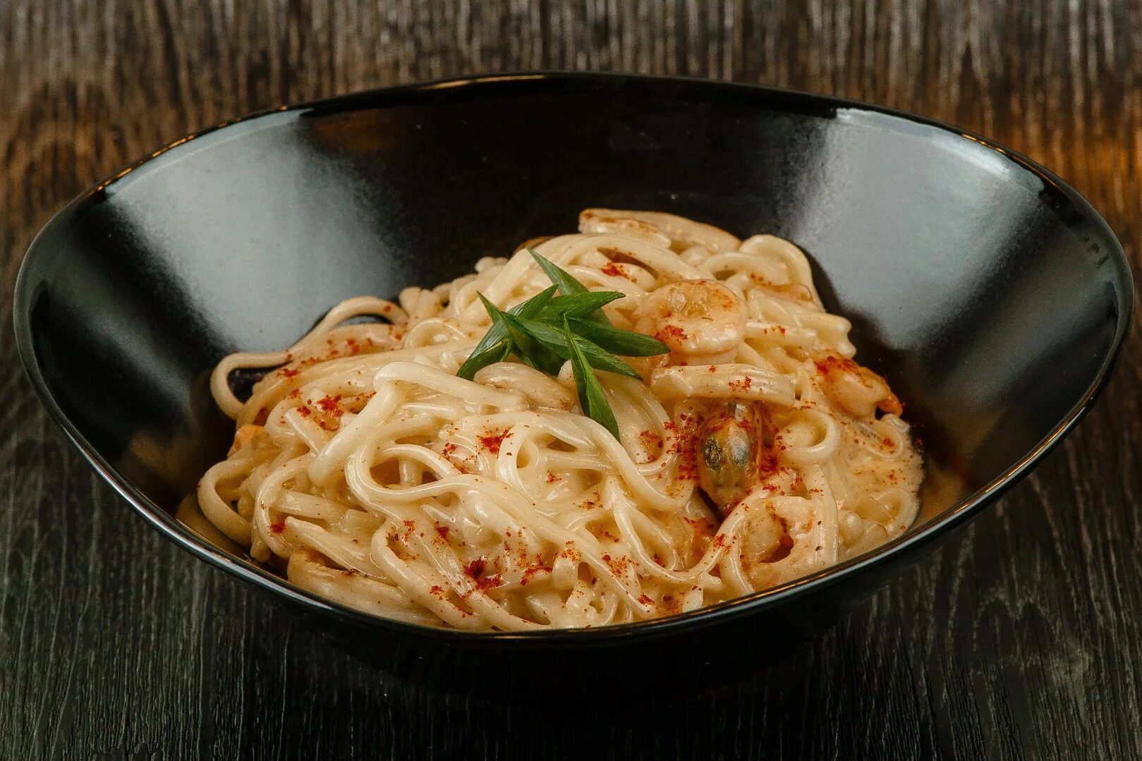 Удон с курицей в сливочном соусе. Удон с морепродуктами в сливочном соусе. Лапша удон в сливочном соусе. Удон с беконом. Удон с курицей в сливочном соусе.