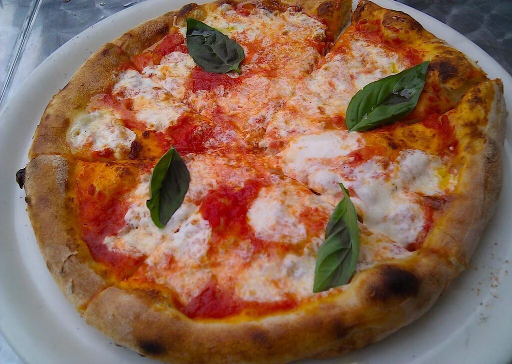 Неаполитанская пицца Италия. Неаполитанская пицца в Неаполе.