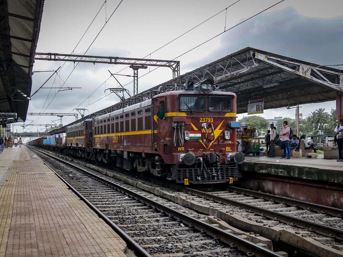 Train has. Бангладеш поезда. сфера услуг индии. the train leaves at 11 45.