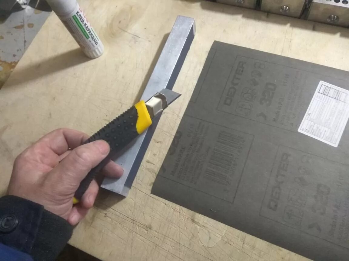 наждак для ножей. заточка ножей шкуркой. заточка ножей с помощью наждачной бумаги. как чистить клинок наждачной бумагой. наждачная бумага для заточки ножей.