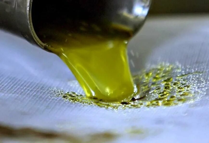 Оливковое масло. Оливковое масло в металлических канистрах. Оливковое масло в железных канистрах. Подсолнечное масло фото.