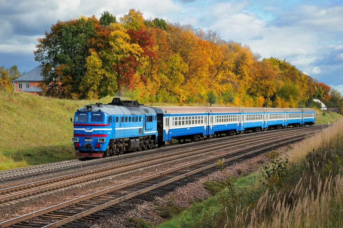 Можно ли на поезде в белоруссию. Ддб1 дизель-поезд. М62 тепловоз. Ддб1. Тепловоз белорусская железная дорога.