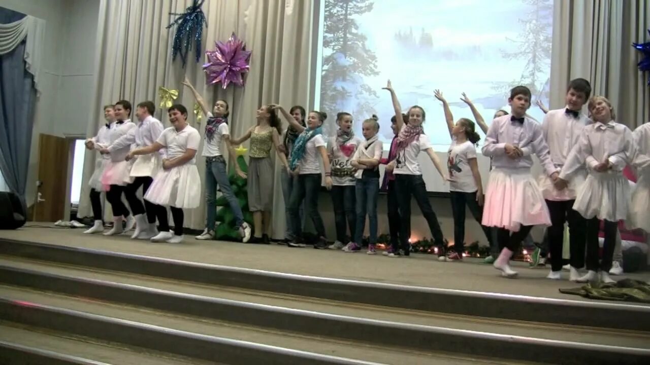 Выступление на новый год в школе 6 класс. Выступление 17 школы. Школа 3 облучье 2 класс. 3 школа облучье. 11 класс выступление с проектом фото.