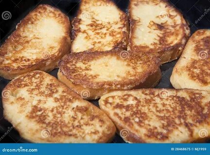 Обжаренный хлеб с яйцом на сковороде