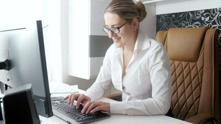 Женщины обычно не работают. Женщина в халате за компьютером. Женщина за компьютером картинка. Фото женщины 35 за компьютером. Девушка в халате за ноутбуком.