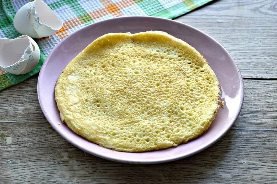 Салат с яичными блинами. Блины на картофельном крахмале. Салатные блины острые. Яичный блин на сковороде. Блинчики из крахмала и яиц.