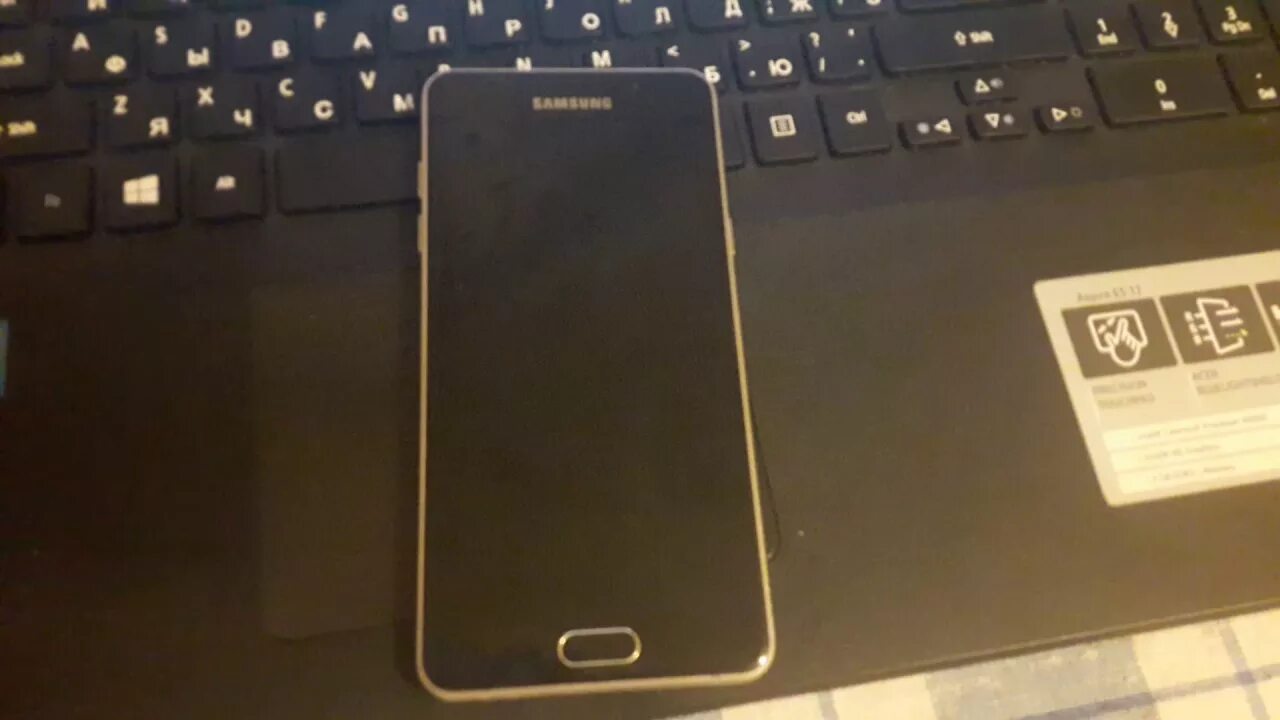 Самсунг стал черный экран. Samsung Galaxy a5 перезагружается. Не включается самсунг а5. Самсунг а 6 перезагрузить. Samsung a5 завис.