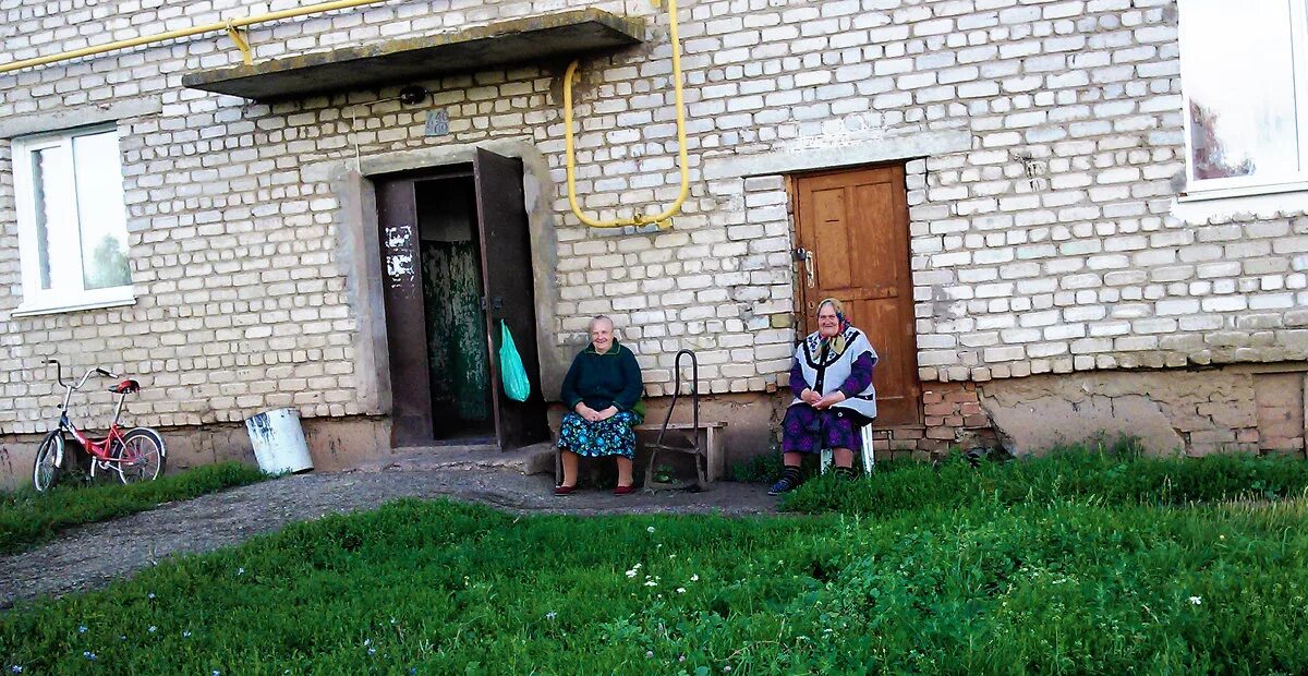 Стоял у подъезда песня. Подъезд. фото подъезда. женщина в подъезде. подъезд летом.