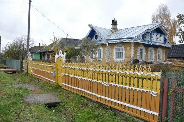 Что такое палисад. Резной палисад вологда. резной палисад вологда деревенский дом. резной палисад на улице баранковская. палисадник вологда.