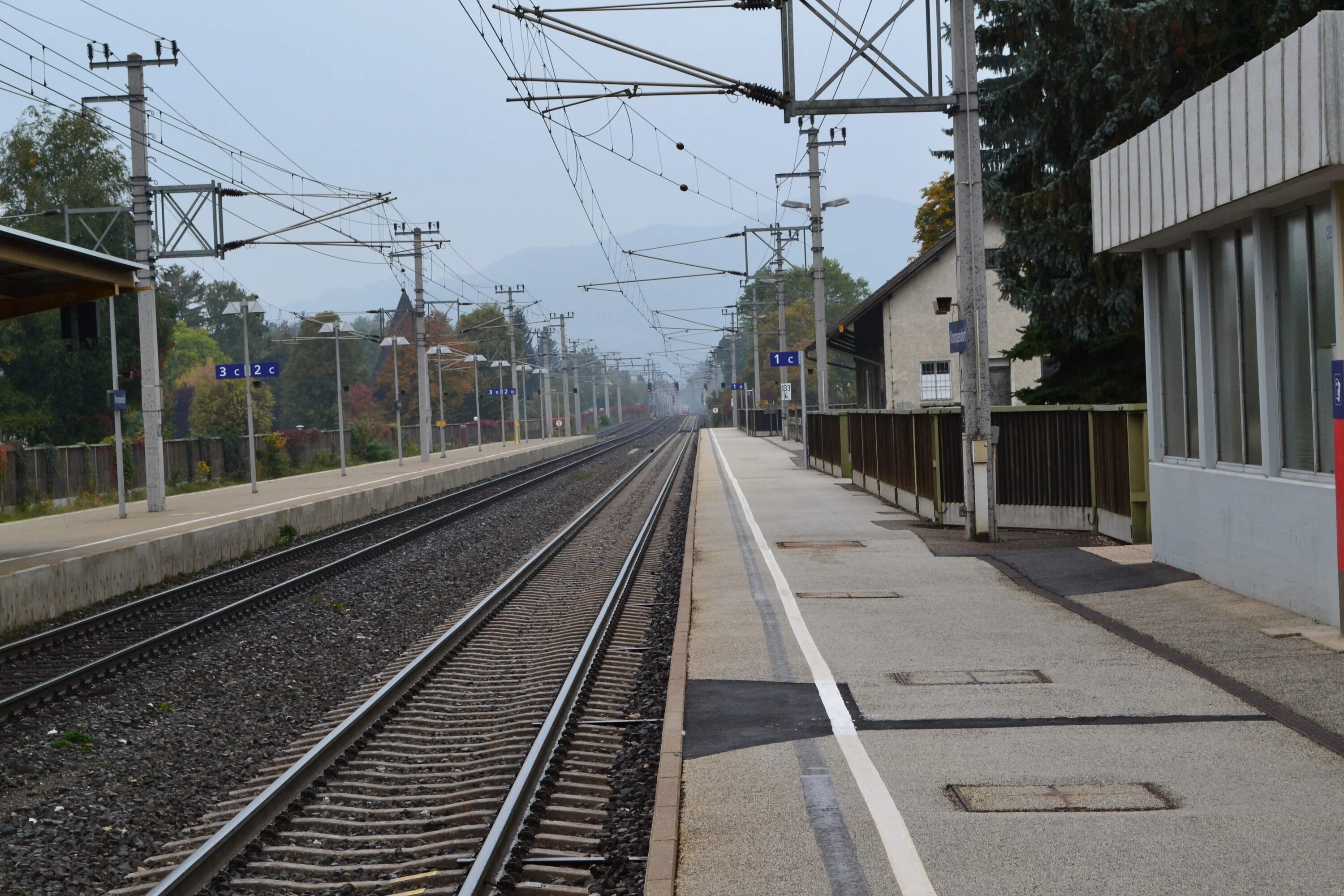 Железнодорожное передвижение. Rail platform. Empty Railway Station.