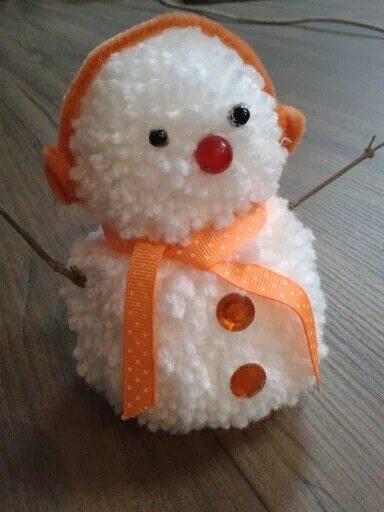 Снеговик из вязальных ниток. Снеговик из шерстяных ниток. Снеговик из вязальных ниток. Вязаный снеговик. Поделка снеговик.